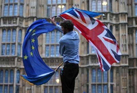 Cien días del Brexit: desplome comercial y desconfianza política