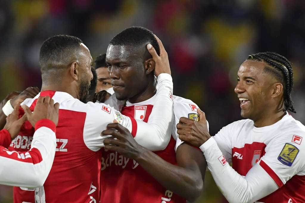 Yílmar Velásquez (centro), con su doblete en el cierre de la primera mitad, fue uno de los protagonistas del duelo de rojos entre Santa Fe y América.