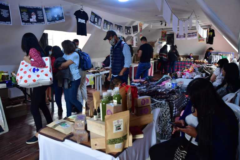 Pueden encontrar a Unión de Costureros, quienes hace unos meses emprendieron en la venta de productos con diseños únicos: camisas con mensajes de memoria, faldas con material recuperado, busos, bolsos y muñecas de tela. Los precios van desde los 35 mil hasta los 100 mil pesos.