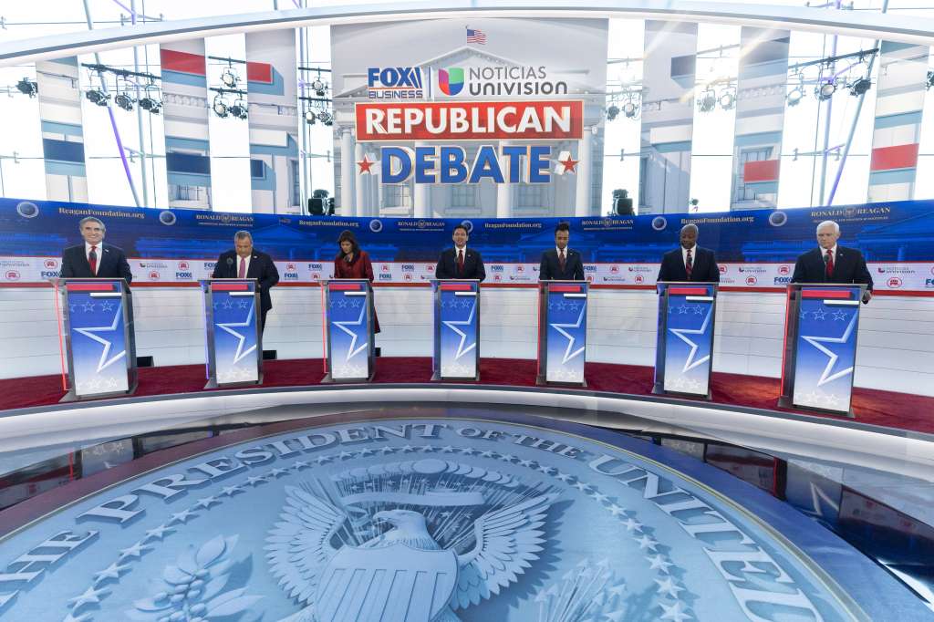 Simi Valley (United States), 28/09/2023.- (L-R) North Dakota governor Doug Burgum, former New Jersey governor Chris Christie, former South Carolina governor Nikki Haley, Florida governor Ron DeSantis, US entrepreneur Vivek Ramaswamy, South Carolina senator Tim Scott and former Vice President Mike Pence pose on stage prior to the GOP FOX Business Presidential Debate at the Ronald Reagan Presidential Library in Simi Valley, California, USA, 27 September 2023. EFE/EPA/ETIENNE LAURENT