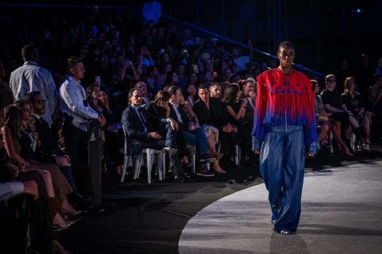 En palabras de Sofía Arango, especialista en investigación de moda y sostenibilidad de Inexmoda, el rojo marca el momento más intenso de la colección. La formas circulares, los pliegues y los vólumenes recuerdan arterias y venas, mientras los hilos y los flecos cuelgan como si el corazón comenzara a deshacerse lentamente".
