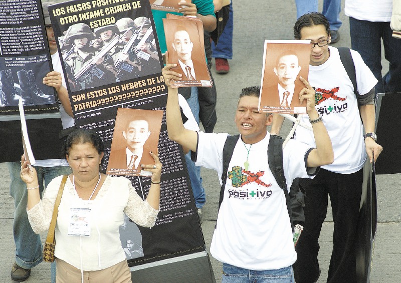 Familiares de víctimas de falsos positivos perpetrados por agentes de Estado protestan frente al Mindefensa.