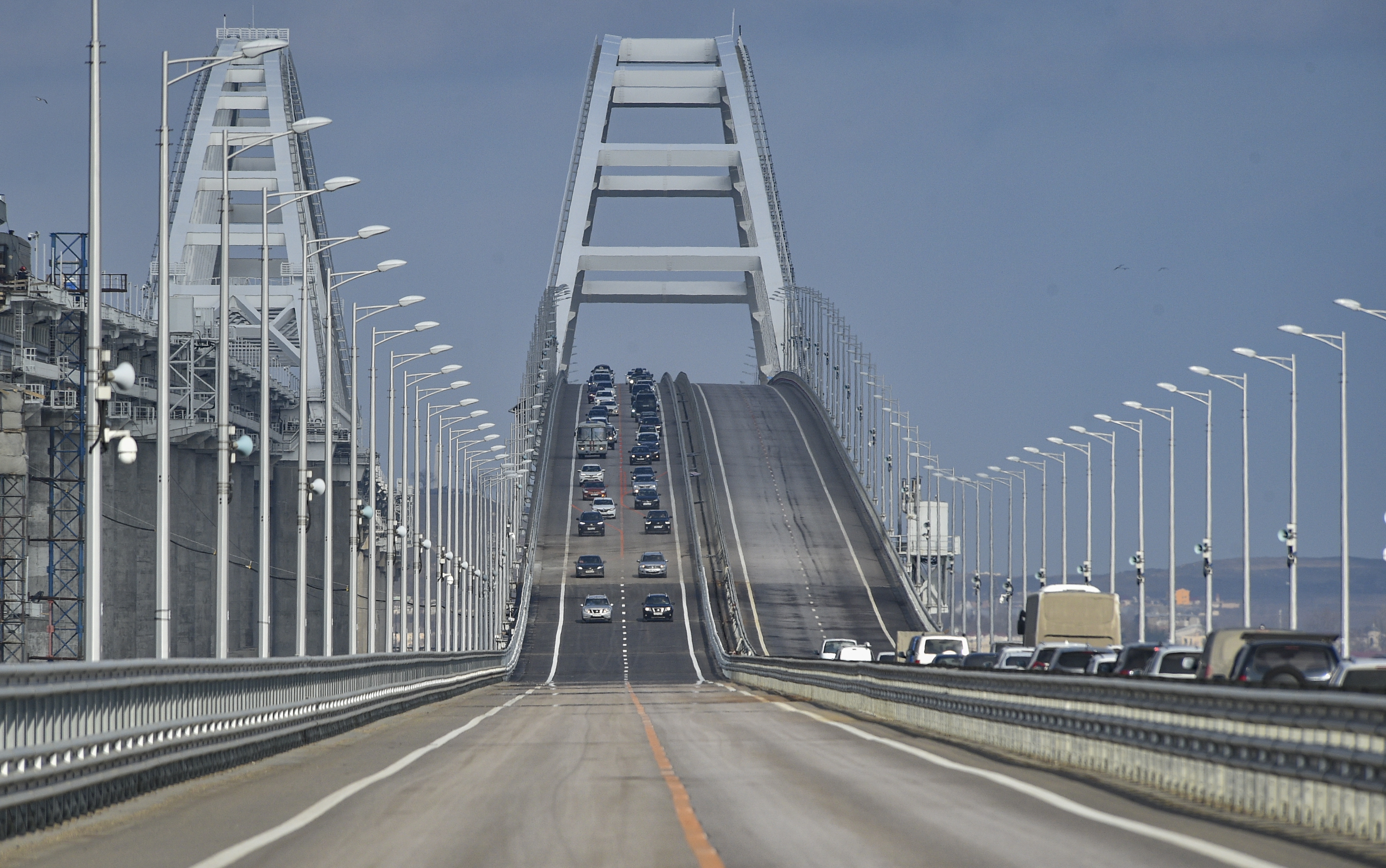 Kerch Strait (Ukraine), 23/02/2023.- Cars drive across the Crimean bridge in Crimea, 23 February 2023. Automobile traffic resumed on all lanes of the Crimean bridge on 23 February, 39 days ahead of schedule, the press service of Russia's Deputy Prime Minister Marat Khusnullin announced. The motorway of the Crimean Bridge was damaged by an explosion last October. To restore the bridge, some 2,442 tons of metal structures were manufactured, which were delivered from Tyumen, Voronezh and Kurgan. The builders needed to replace four spans on both sides of the bridge, lay two layers of asphalt concrete pavement and install lighting masts. (Abierto, Rusia) EFE/EPA/STRINGER