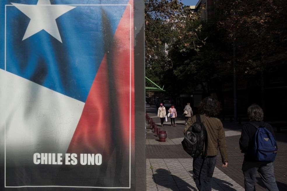 Un grupo de personas camina este miércoles por el centro durante la cuarentena obligatoria decretada para frenar el avance de la COVID-19, en Santiago (Chile).