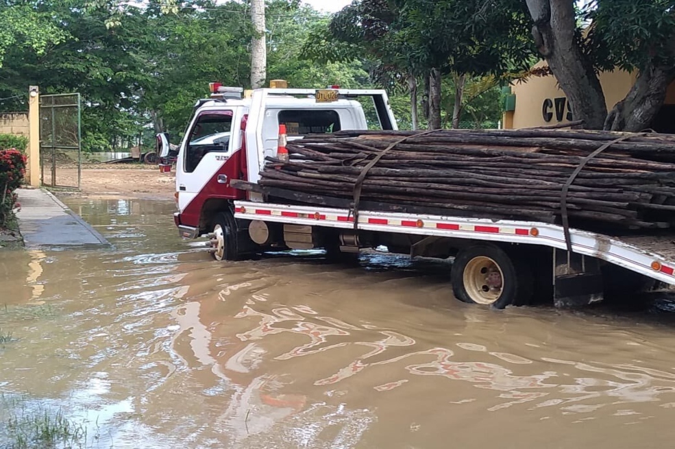 La Alcaldía de Lorica ha enviado materiales para hacer obras provisionales que ayuden a mitigar el desbordamiento del río Sinú.