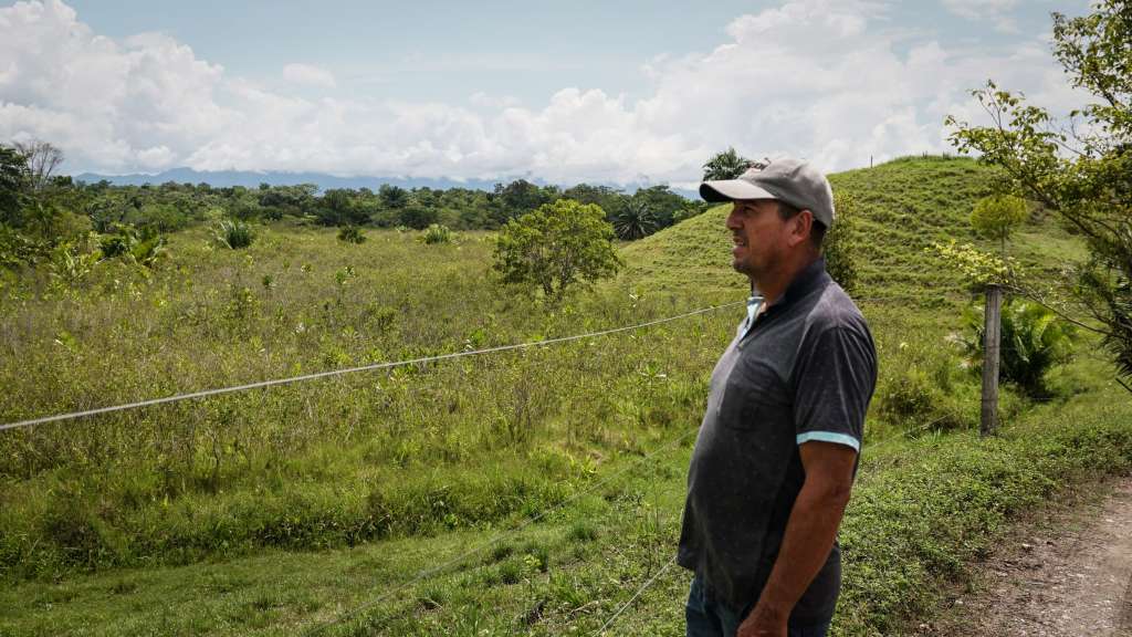 Desde 2007, al menos 700 familias en Puerto Boyacá han invadido haciendas de narcotraficantes para cultivar.