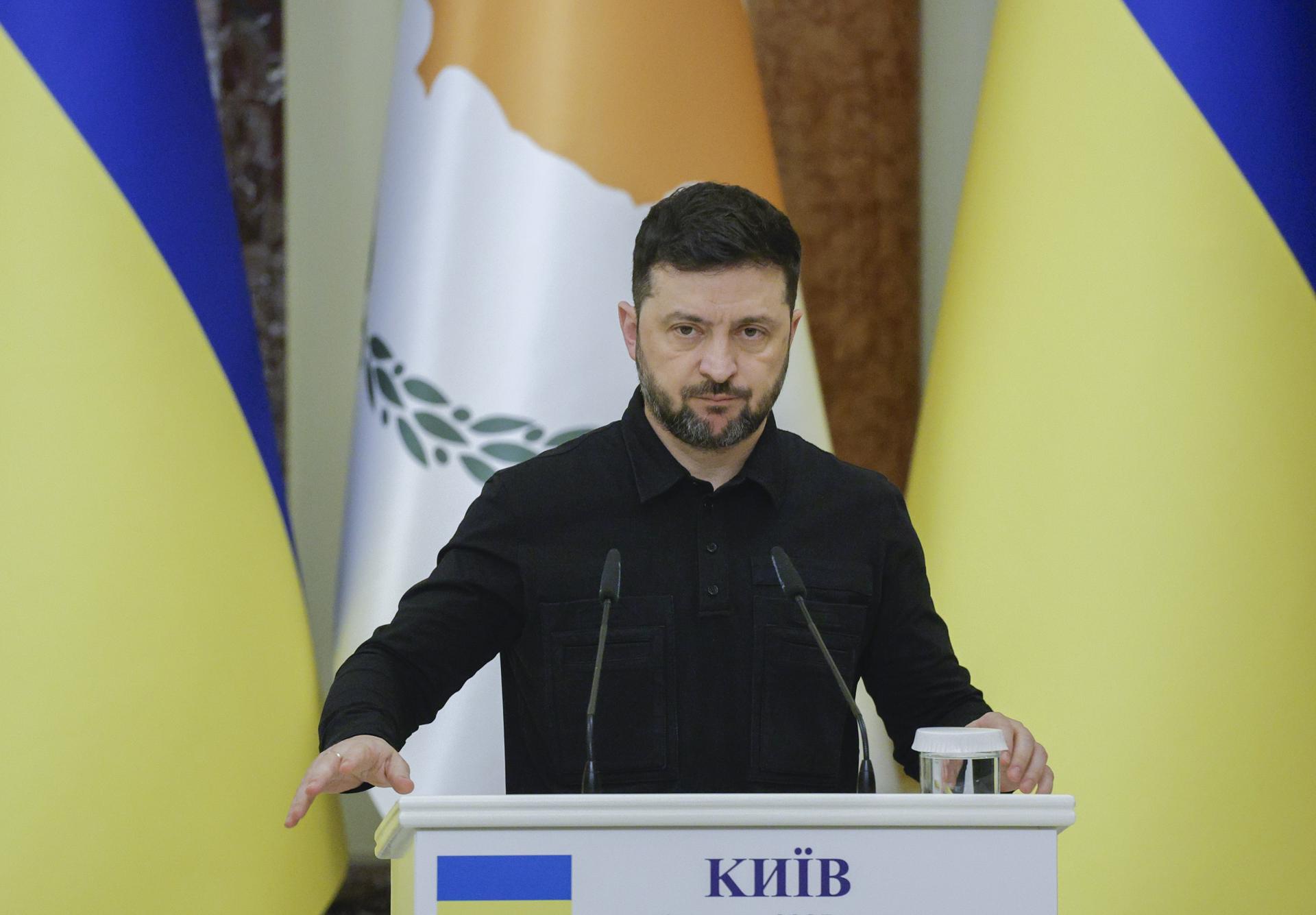 KYIV (Ukraine), 04/12/2025.- Ukrainian President Volodymyr Zelensky speaks during a joint press conference with Cypriot President Nikos Christodoulides (not pictured) following their meeting in Kyiv, Ukraine, 04 December 2025. Nikos Christodoulides arrived in Kyiv to meet with top Ukrainian officials amid the ongoing Russian invasion. (Chipre, Ucrania, Kiev) EFE/EPA/SERGEY DOLZHENKO
