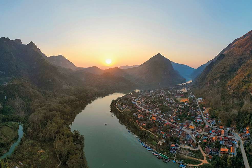 El río Mekong es un largo río que fluye en dirección sur a través de seis países (China, Birmania, Laos, Tailandia, Camboya y Vietnam)