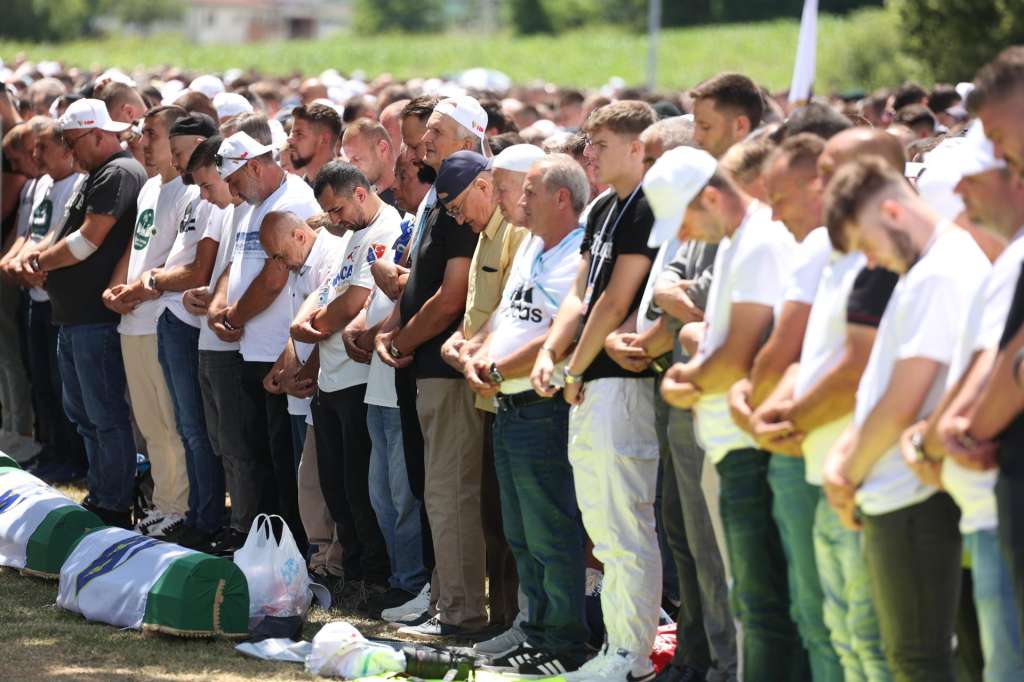 SREBRENICA (Bosnia and Herzegovina), 11/07/2025.- Bosnian Muslims attend the funeral of seven newly-identified Bosnian Muslim victims of Srebrenica genocide, during a funeral ceremony at the Potocari Memorial Center and Cemetery, in Srebrenica, Bosnia and Herzegovina, 11 July 2025. The burial is part of a memorial ceremony to mark the 30th anniversary of the Srebrenica genocide, considered the worst atrocity of Bosnia's 1992-95 war. More than 8,000 Muslim men and boys were executed in the 1995 killing spree after Bosnian Serb forces overran the town. (Bosnia-Herzegovina) EFE/EPA/HAZIM ALJOVIC BOSNIA AND HERZEGOVINA OUT