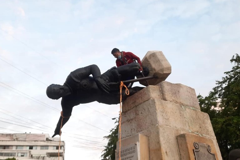 Con Esmad desalojan a Indígenas Misak que tumbaron estatua de Belalcázar en Cali