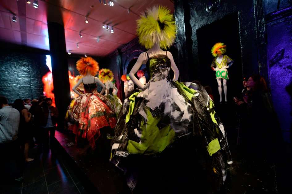 El espíritu rebelde del punk, que tuvo como meca en Nueva York el desaparecido bar CBGB, ha encontrado un nuevo e inusual hogar en esta ciudad ochenta calles más al norte: el museo Metropolitan, que explora esta semana la influencia del movimiento sobre la alta costura. / AFP