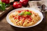 Cinco pasos para preparar pasta en salsa de tomate