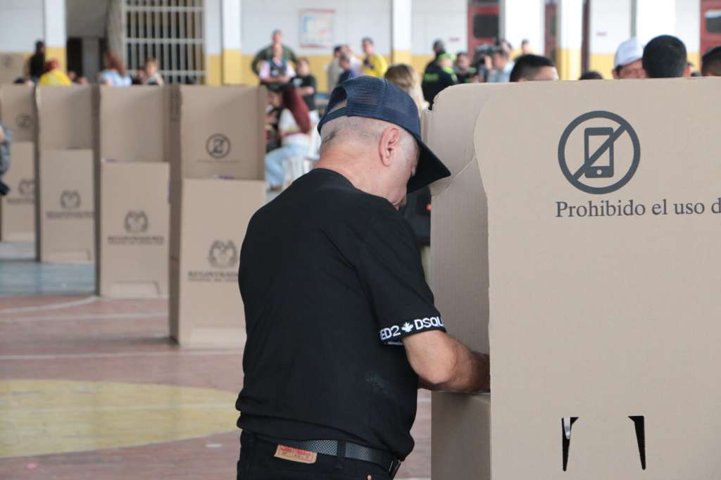AME2801. CUCUTÁ (COLOMBIA), 21/06/2026.- Un hombre vota este domingo, en la segunda vuelta de las elecciones presidenciales que elegirá quien gobernará a Colombia en el periodo 2026-2030, en Cúcuta (Colombia). EFE/ Mario Caicedo