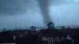 Un tornado y lluvias fuertes azotan a Milán, Italia