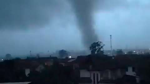 Un tornado y lluvias fuertes azotan a Milán, Italia
