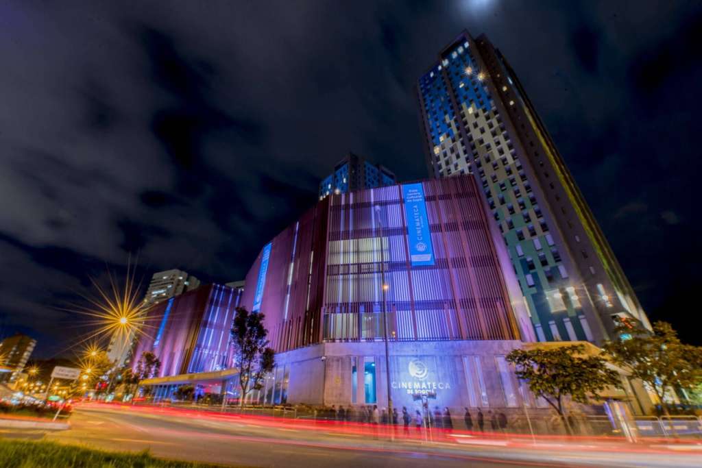 Fachada de la Cinemateca de Bogotá. Mañana 22 de abril, en el marco del ciclo de cine Horizontes, estarán en proyección, en este espacio, cuatro películas: "Tarde", "La isla", "Gulliver" y "El niño pez".