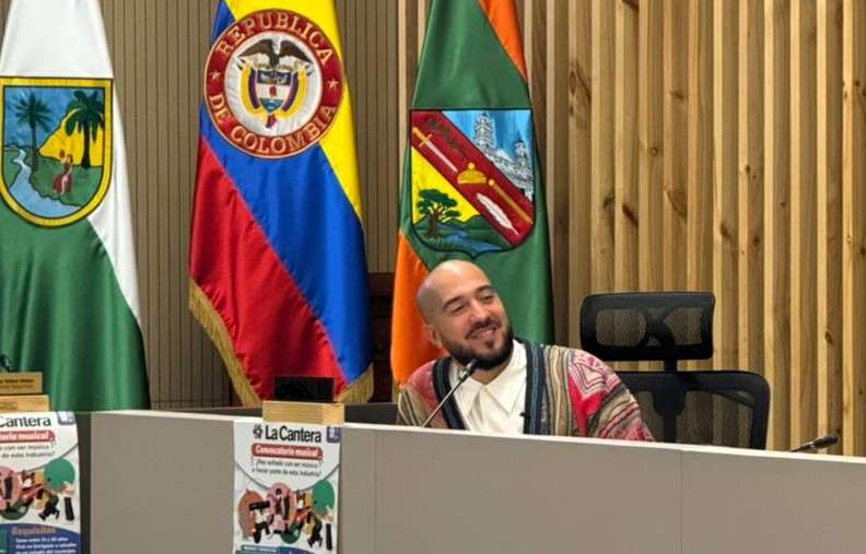 El artista Bullnene explica su proyecto La Cantera en sesión del Concejo de Envigado, con el cual busca transformar el imaginario de La Catedral, la supuesta cárcel que se construyó Pablo Escobar en ese municipio.