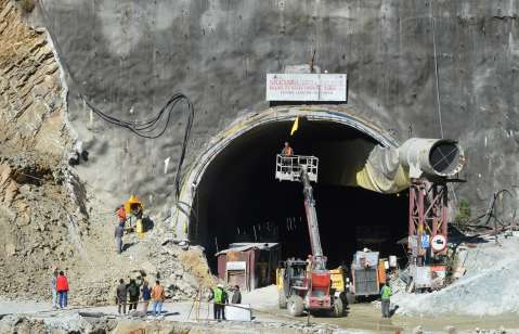 Difícil rescate en India: 41 obreros llevan nueve días atrapados en un túnel