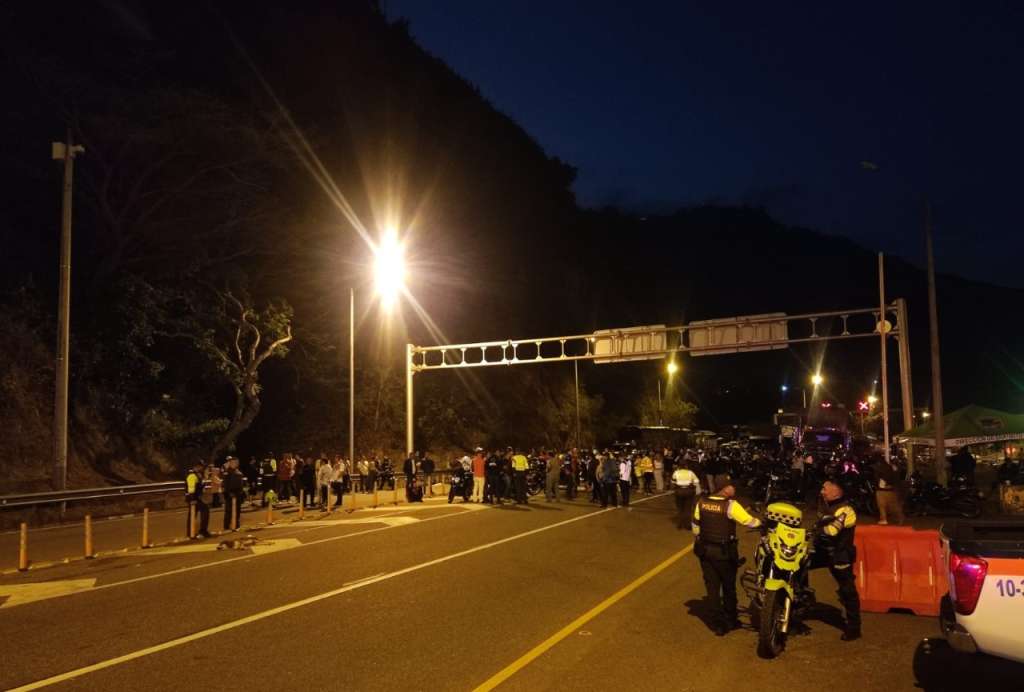 Imagen del bloqueo en la vía al Llano este sábado.