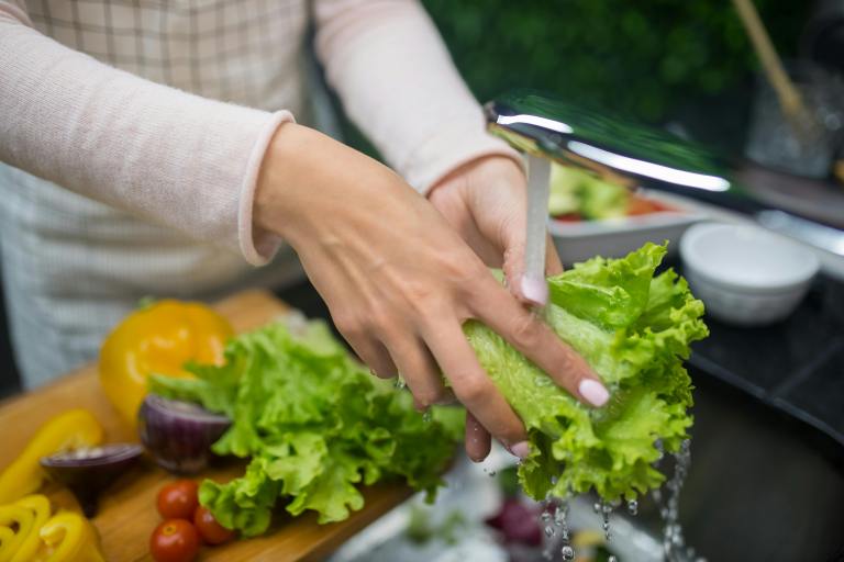 Fresas y lechugas con rastros de contaminación fecal: ¿cómo evitar consumir estas bacterias?