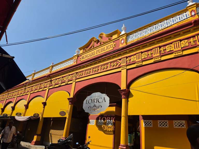 A menos de una hora de Montería aparece nuestro segundo destino: Santa Cruz de Lorica. Este es uno de los pueblos patrimoniales más fascinantes de Colombia, y es que su arquitectura republicana, enriquecida por la influencia sirio-libanesa, se refleja en edificios emblemáticos como el Mercado Público, el Edificio Afife Matuk, el Club Lorica y la Catedral de Santa Cruz, que narran la historia de una ciudad que floreció gracias al comercio sobre el río Sinú.