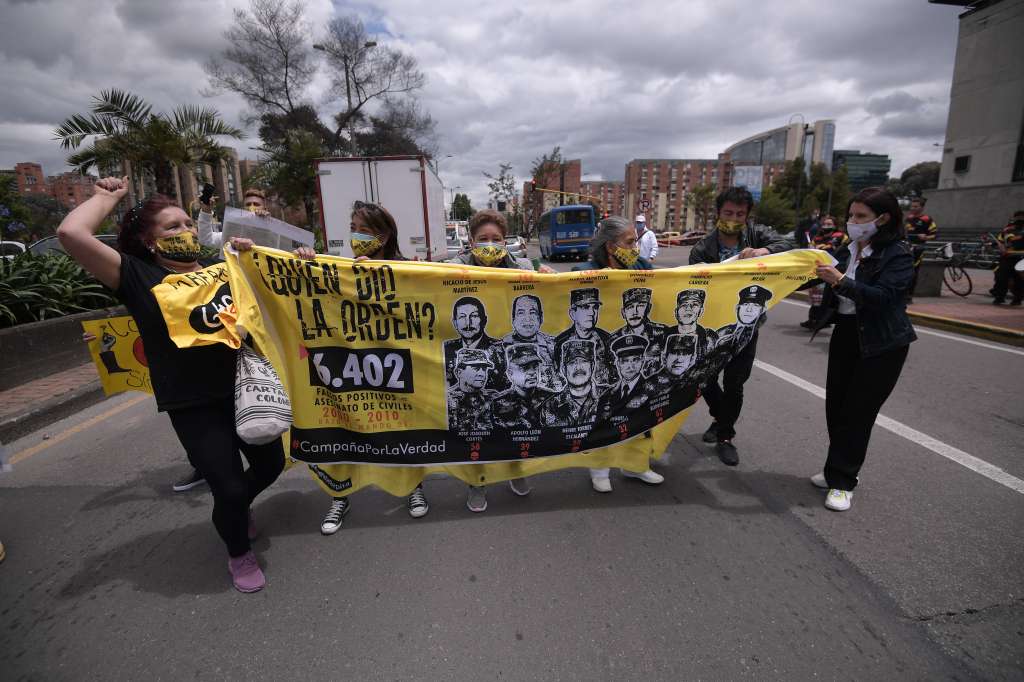 Las madres de falsos positivos (Mafapo) se hicieron presente a las afueras de la Fiscalía y Tribunales de Bogotá y Cundinamarca, en la imputación contra el general (r) Mario Montoya por falsos positivos. Las víctimas esperan que los militares implicados reciban la misma acción que Montoya en el macrocaso que adelanta la JEP por las ejecuciones extrajudiciales.