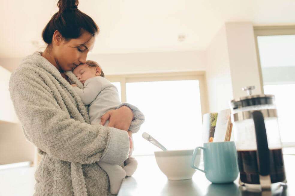 ¿Qué debes hacer si visitas a una mujer que acaba de tener un hijo?