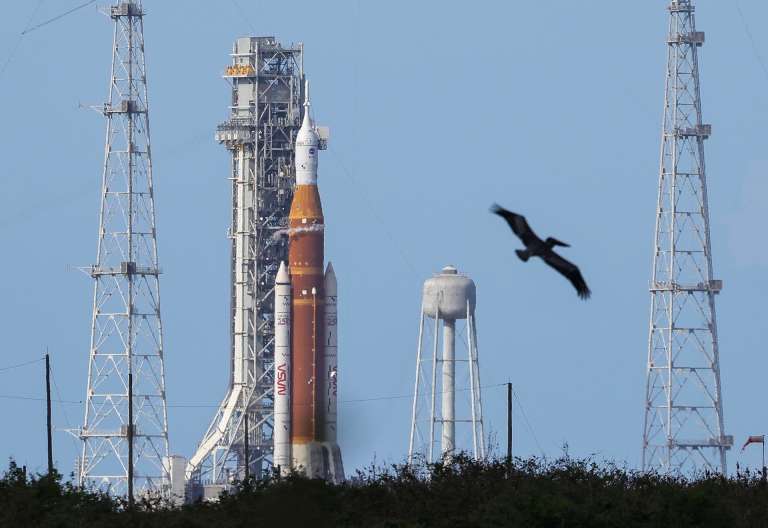 TITUSVILLE (United States), 01/04/2026.- The Space Launch System (SLS) rocket carrying the Orion spacecraft for the Artemis II mission stands at Launch Pad 39B at the Kennedy Space Center in Titusville, Florida, USA, 01 April 2026. The mission will conduct a crewed flyby of the Moon, marking the first human flight beyond low Earth orbit since 1972. EFE/EPA/CRISTOBAL HERRERA-ULASHKEVICH