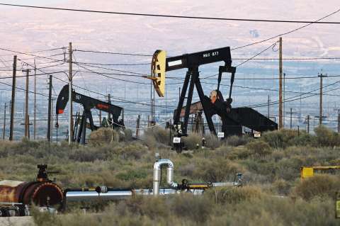 AIE libera 400 millones de barriles; precios suben pese al rescate