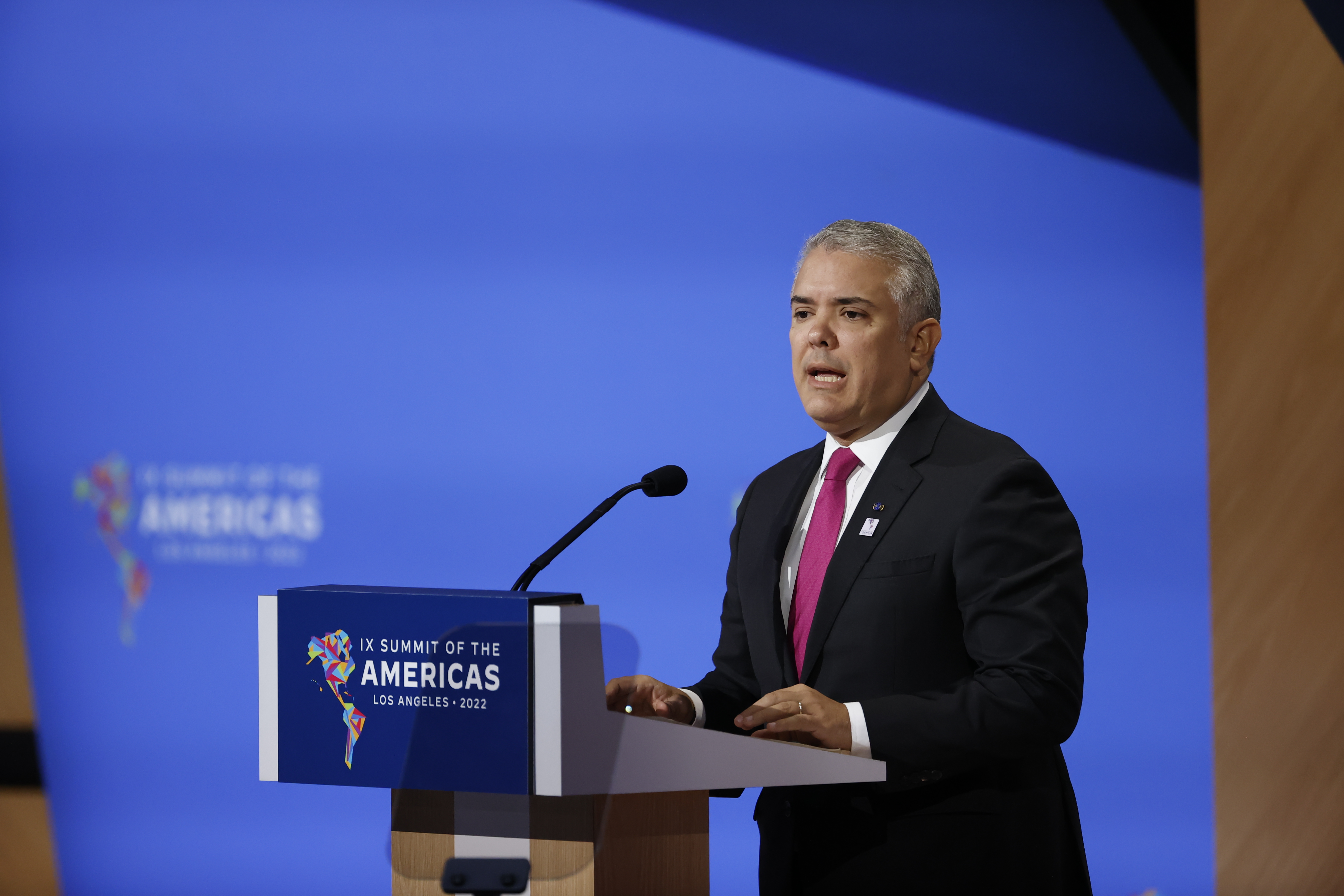 LOS ÁNGELES (CA, EE.UU.), 10/06/2022.- El presidente de Colombia, Iván Duque, habla en la sesión plenaria de la novena Cumbre de las Américas hoy, en el Centro de Convenciones de Los Ángeles, California (EE.UU.). EFE/ Alberto Valdes