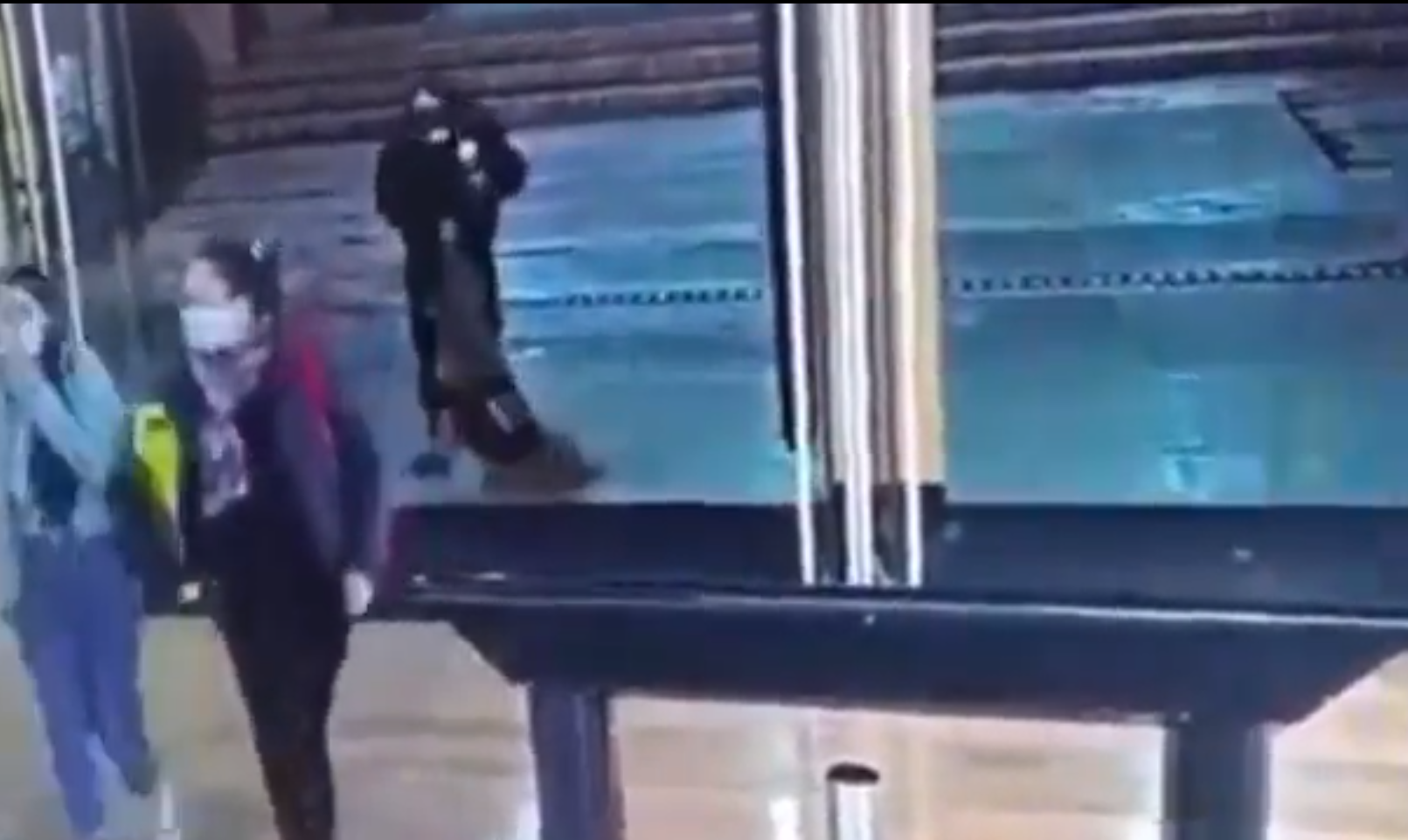 Momento en que el vigilante arrastra al perro en unas de las entradas del centro comercial.