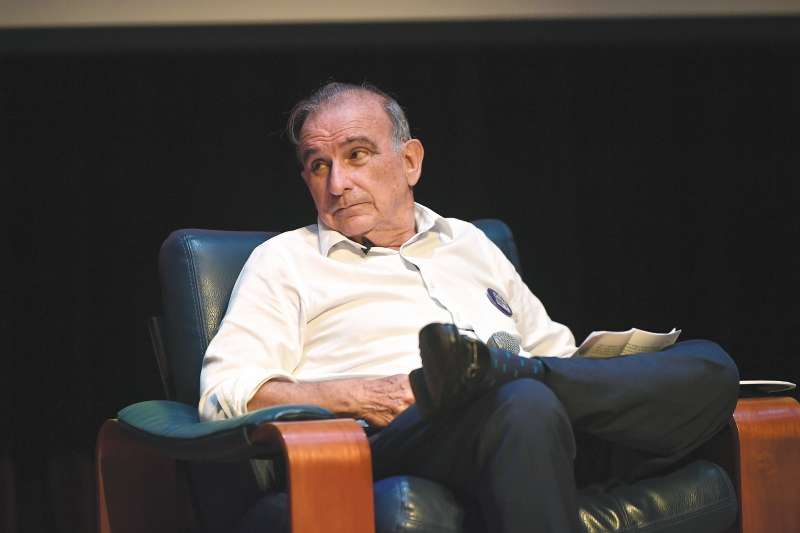Humberto De La Calle se inspiró en sus años de estudiante de Derecho, años 60 del siglo pasado, y en su experiencia como dirigente político para darle verosimilitud al relato, que incluye la recreación de episodios de la vida real colombiana incluidas las intrigas políticas y el papel de guerrillas como el M-19 y el Eln.