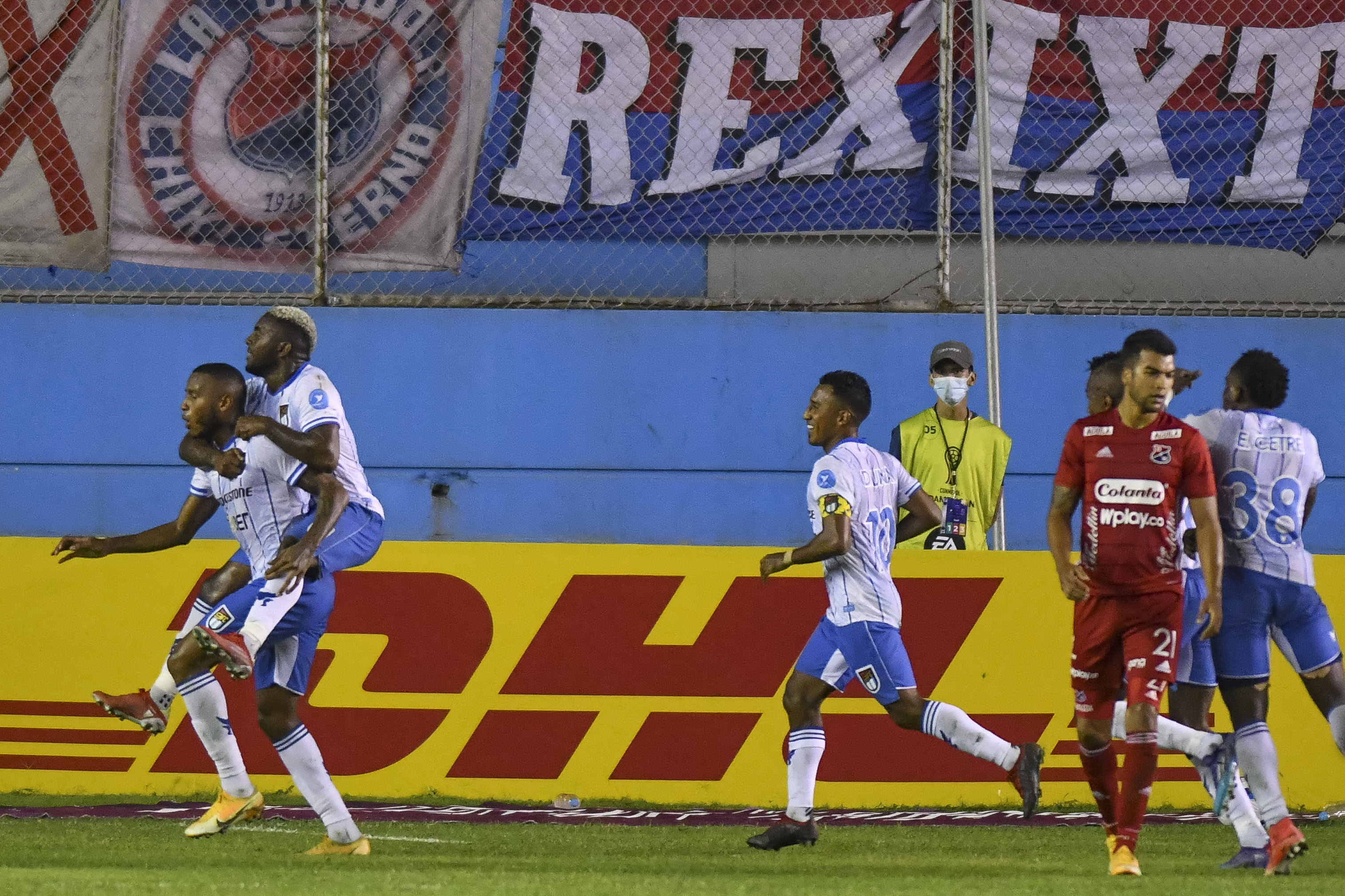 AME6514. MANTA (ECUADOR), 03/05/2022.- Alfredo Stephens (i), del 9 de Octubre, celebra el primer gol anotado al Deportivo Independiente Medellín, hoy en un partido de la Copa Sudamericana en el estadio Jocay de Manta (Ecuador). EFE/Ariel Ocho