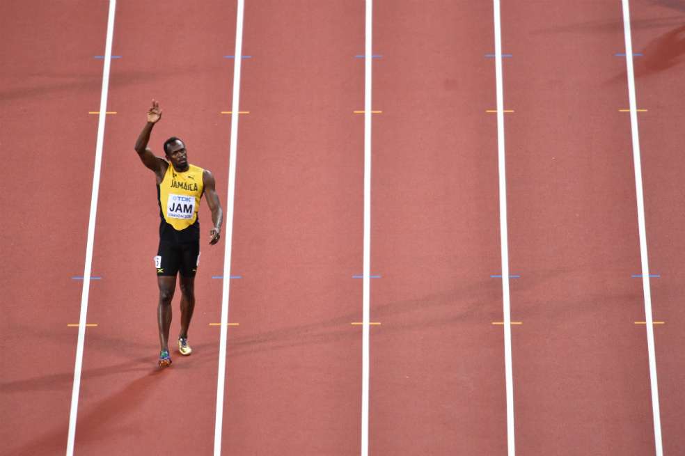A pesar de terminar lesionado su última competencia profesional, Usain Bolt fue merecidamente ovacionado en Londres tras una brillante carrera. / AFP