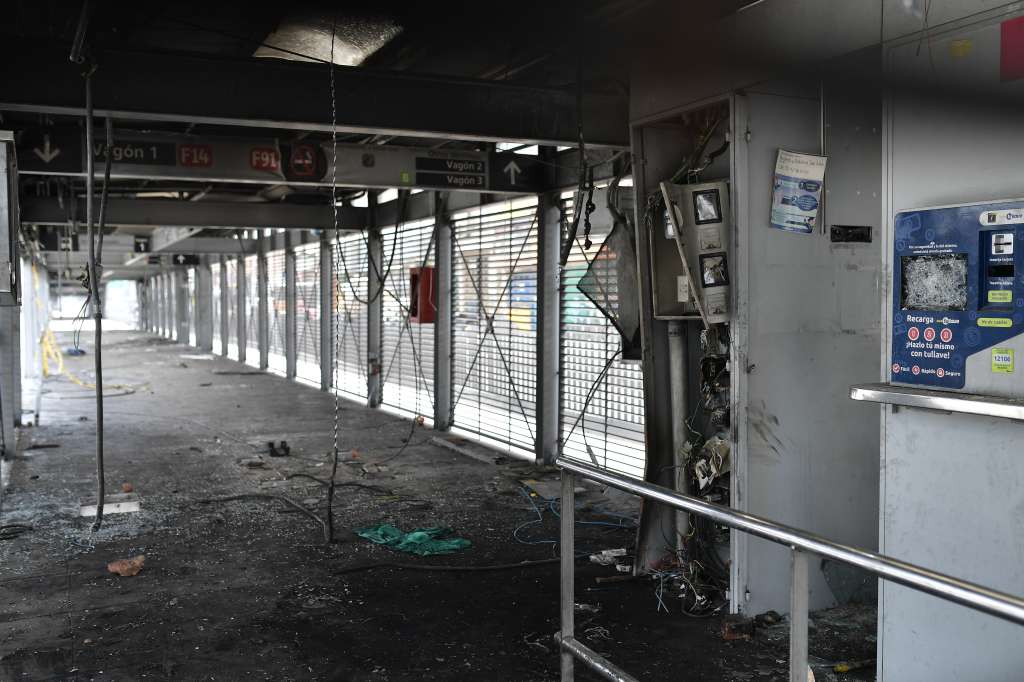Afectaciones en estaciones de Transmilenio luego de los disturbios en la noche del 4 de Mayo.
