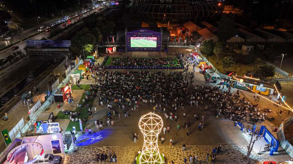 Damascus (Syrian Arab Republic), 15/06/2026.- An aerial photo taken with a drone shows fans watching the FIFA World Cup 2026 matches in a dedicated fan zone in Damascus, Syria, 15 June 2026. (Mundial de Fútbol, Siria, Damasco) EFE/EPA/Mohammed Al-Rifai