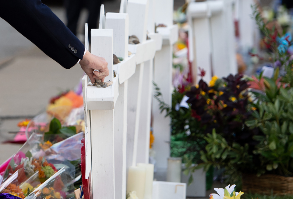 El presidente de los Estados Unidos, Donald Trump, coloca una piedra en un monumento conmemorativo en la Sinagoga del Árbol de la Vida tras el tiroteo en Pittsburgh, Pensilvania. Foto tomada el 30 de octubre de 2018. / AFP