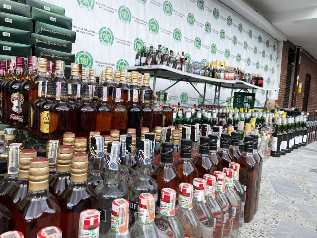 3.600 botellas de licor adulterado fueron incautadas en operativo de la Policía.