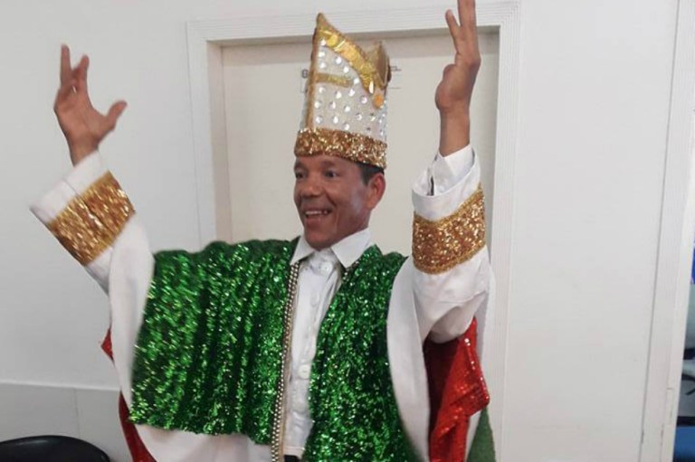 Con letanías, el rey momo del carnaval de Soledad contó cómo lo atracaron