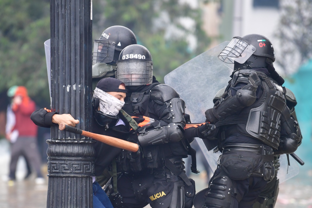 Enfrentamientos entre manifestantes y la fuerza pública durante la jornada de protesta social.