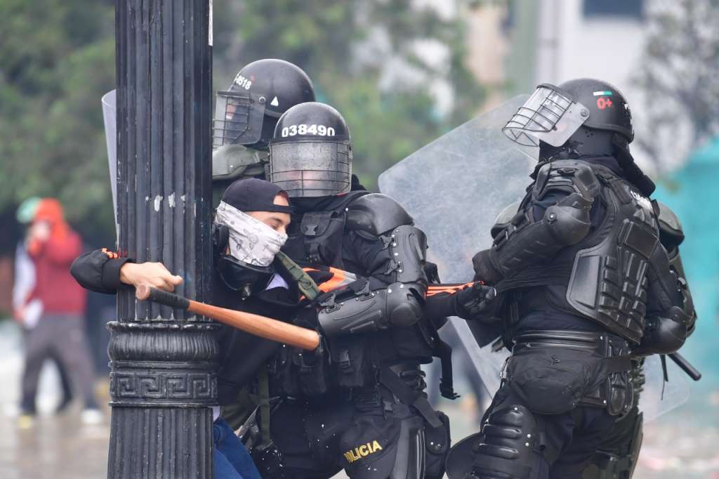 Enfrentamientos entre manifestantes y la fuerza pública durante la jornada de protesta social.