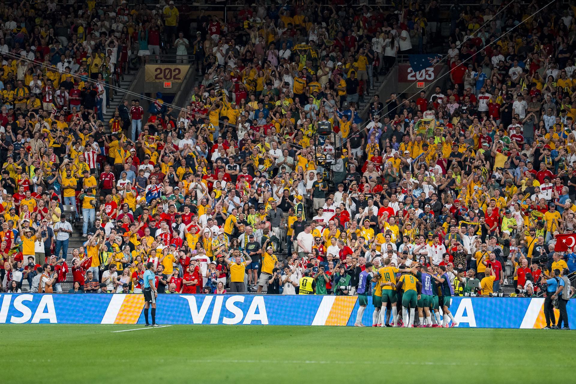 VANCOUVER (Canada), 14/06/2026.- Australian players celebrate a goal scored by Nestory Irankunda in the first half during the FIFA World Cup 2026 group stage match between Australia and Turkey, Vancouver, Canada, 13 June 2026. (Turquía) EFE/EPA/BOB FRID