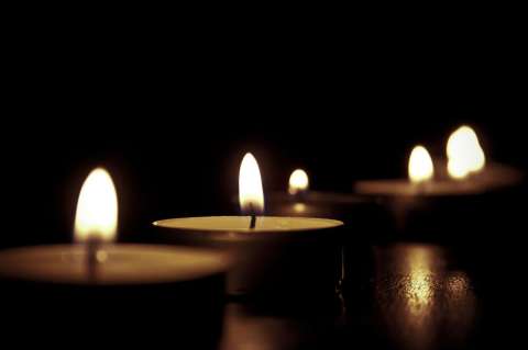 Con velatón, Universidad Nacional rechaza actos vandálicos en su campus