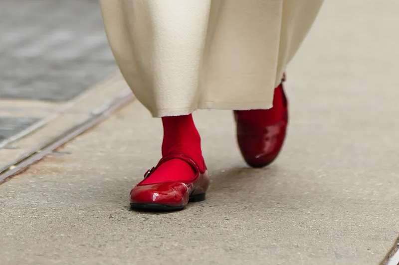 Los zapatos Mary Janes rojos son una de las grandes tendencias de la temporada.