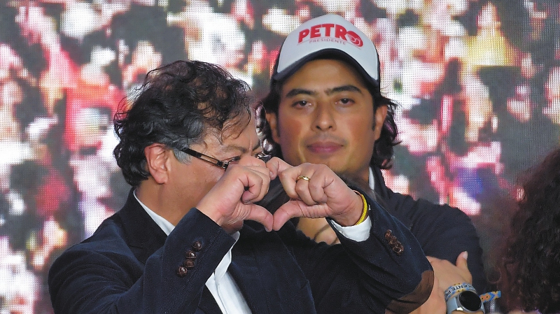 Gustavo Petro y su hijo Nicolás Petro.