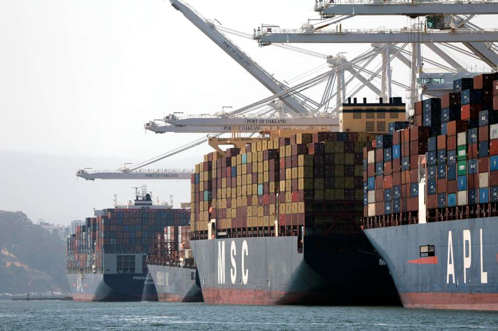 OAKLAND (United States), 04/06/2025.- Container ships at the Port of Oakland in Oakland, California, USA, 04 June 2025. According to the Port of Oakland, container volume dropped 14.7 percent in April 2025, primarily due to market uncertainty and the impact of tariffs. The slowdown in shipping activity is raising concerns about job stability and and the region’s economic health. EFE/EPA/JOHN G. MABANGLO