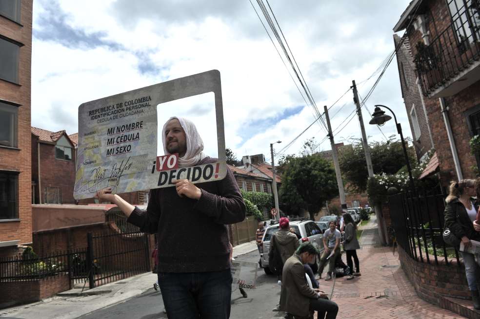 Que la cédula reconozca a personas trans y no binarias da un mensaje estatal: existen, tienen derechos y no tienen que negar su identidad. / Fotografía de referencia: Cristian Garavito (El Espectador)
