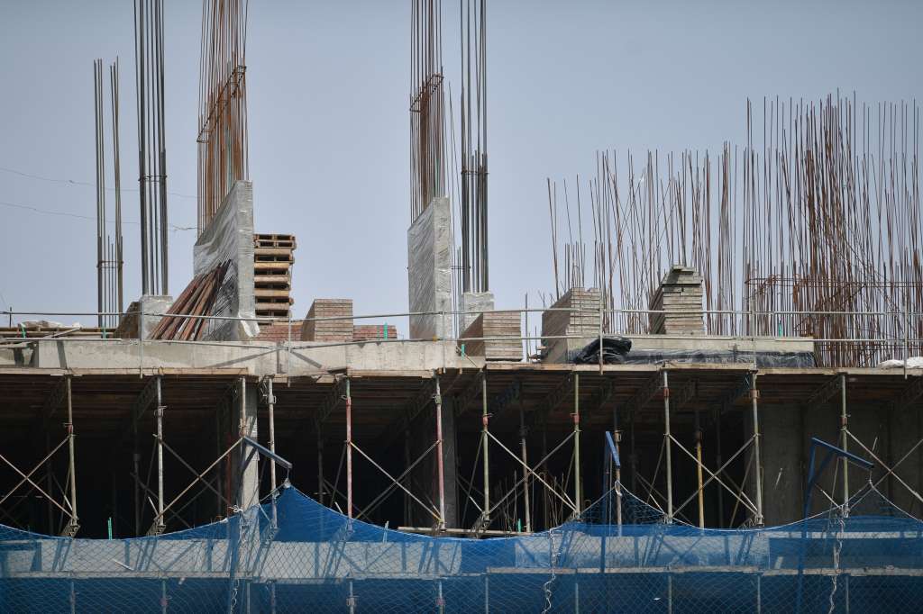 Aspectos de obreros, obras y construcciones vacías a causa del coronavirus covid - 19