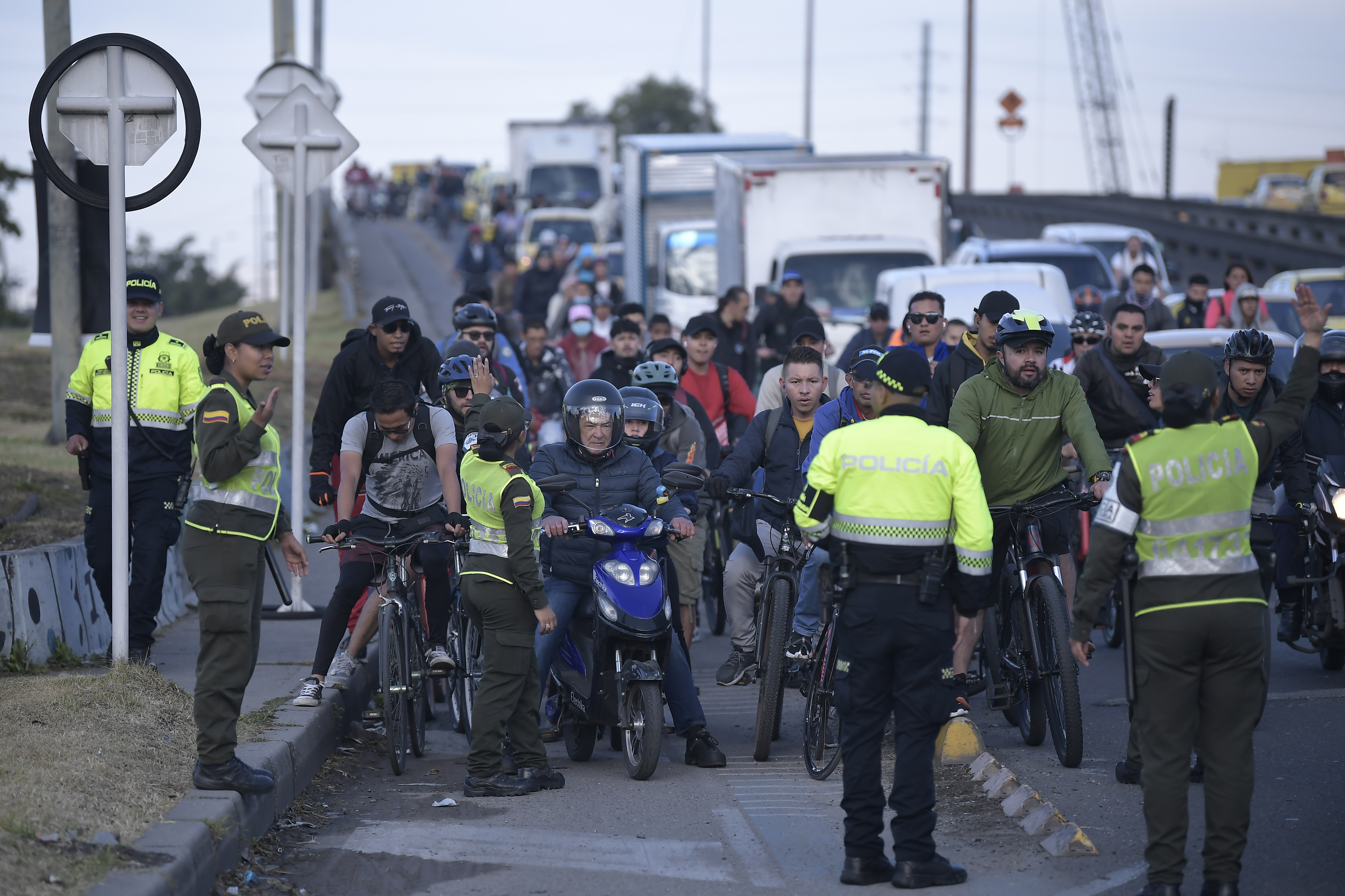Diferentes aspectos de este día en Bogotá, en el que los habitantes se movilizaron en otros medios de transporte como: Transmilenio, taxis o bicicletas.