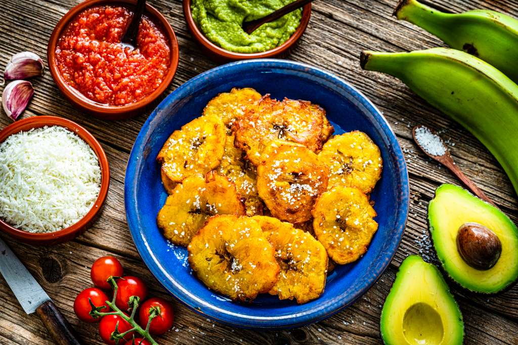 Montaditos de patacón, carne y vegetales salteados